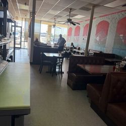 Pizza Getti - 1970's decor. Love it!
