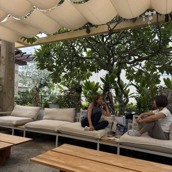 Ando - outdoor patio seating - Coffee & Tea Near Me - Kailua, Hawaii