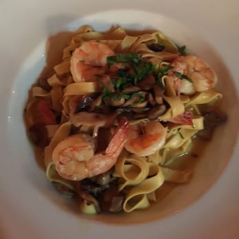 Il Violino - Fettuccine con scampi all'arrabbiata - Italian Near Me - New York, New York Il Violino - Fettuccine con scampi all'arrabbiata - Italian Near Me - New York, New York