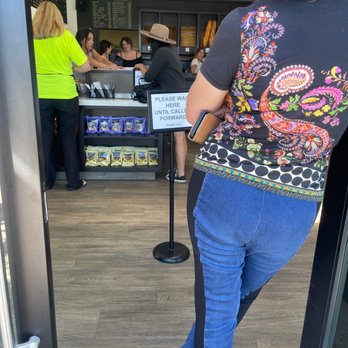 C'est Si Bon Bakery - Place is packed...good sign - Bakeries Near Me - Newport Beach, California C'est Si Bon Bakery - Place is packed...good sign - Bakeries Near Me - Newport Beach, California