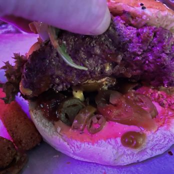 BBI Berlinburger International - The chili cheese burger - bbq sauce is not bbq sauce, just a savory thousand island style sauce - meh (a pic is the jalapeño bottom) - Burgers Near Me - Berlin, BE