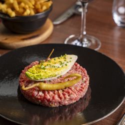 Les Cocottes - Classic beef tartare served with crispy homemade fries.