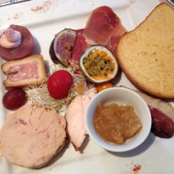 Le Car - Table - Entrée avec : Foi gras - paté - magret de canard - Jambon italien et quelques fruits.