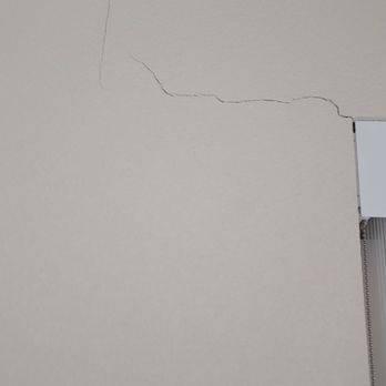 Holiday Inn Amarillo East - Cracked wall, you can see it shifting - Hotels Near Me - Amarillo, Texas Holiday Inn Amarillo East - Cracked wall, you can see it shifting - Hotels Near Me - Amarillo, Texas