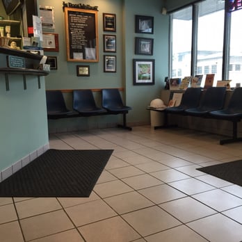 Mayfair Animal Clinic - The waiting area is very clean and inviting. - Veterinarians Near Me - Chicago, Illinois