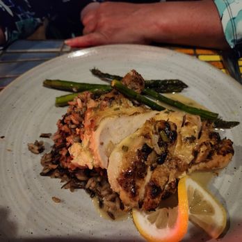 Robins Restaurant - New American Near Me - Cambria, California