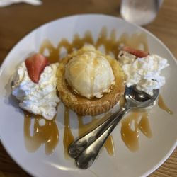 The Moonshiners On The Lake - Vanilla butter cake for dessert! Yummy!!