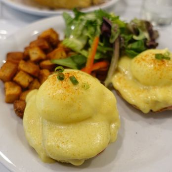 Aloha Kitchen - Egg Benedict with spam - Breakfast & Brunch Near Me - Honolulu, Hawaii