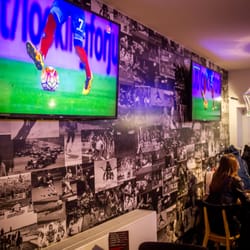 Time Out Food & Sports Bar - 27 telewizorów, a każdy może działać niezależnie pokazując inne wydarzenie sportowe!