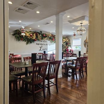 Franklin & Phoebe Brunchery - One of the rooms, warm and festive - Breakfast & Brunch Near Me - Franklin Square, New York