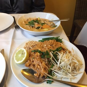 Sukhothai - Red curry with chicken and pad Thai with tofu - Thai Near Me - Lisbon, 11 Sukhothai - Red curry with chicken and pad Thai with tofu - Thai Near Me - Lisbon, 11