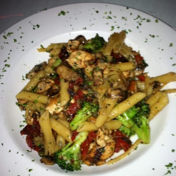 Luna Restaurant - Penne with sun dried tomatoes chicken and broccoli - Italian Near Me - Concord, California
