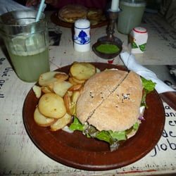 La Cocó - Sandwich vegetariano acompañado de papas salteadas y una limonada con albahaca.