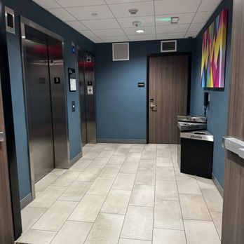Hampton Inn Needles - Clean elevator area on 3rd floor - Hotels Near Me - Needles, California