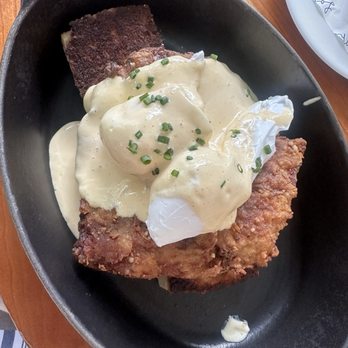 Mattie's - Fried chicken Benedict - American Near Me - Austin, Texas