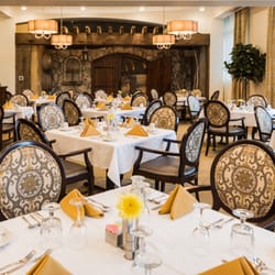 Aegis Living Queen Anne Galer - Our elegant and spacious dining offering restaurant style service.