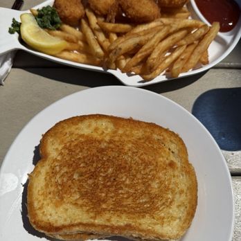 Mo's Seafood & Chowder - Garlic parm bread and fried shrimp platter - American Near Me - Astoria, Oregon Mo's Seafood & Chowder - Garlic parm bread and fried shrimp platter - American Near Me - Astoria, Oregon