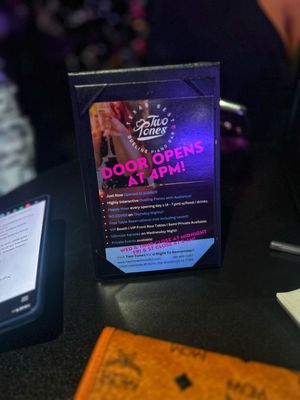 Two Tones Dueling Piano Bar by null