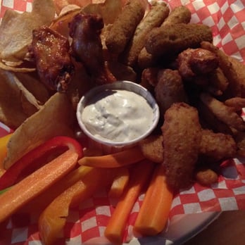 Bar le Tucker - Assiette Combo - Bars Near Me - Sutton, Quebec
