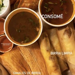 Birria Cisneros - Es la Share box de Birria Cisneros, te ofrecen 4 limpias de birria, 2 tamales de birria, 4 tacos y dos consomés para hacer share