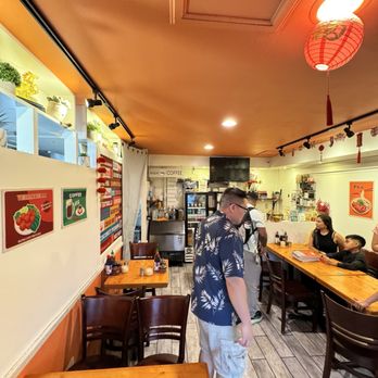 Patê Vietnamese Cuisine - Seating area - Vietnamese Near Me - Honolulu, Hawaii Patê Vietnamese Cuisine - Seating area - Vietnamese Near Me - Honolulu, Hawaii