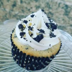 h.Sprinkles_Cupcakes - Oreo Cookie crumble : oreo cookie cupcake topped with a vanilla buttercream frosting d