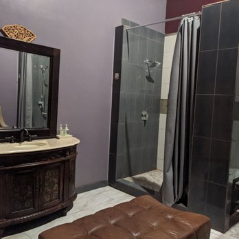 Cascade Spa - Women's locker room 2 very clean showers - Massage Near Me - San Diego, California