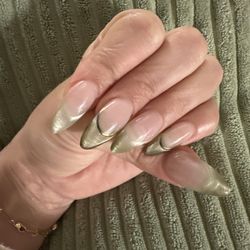 Calwa Beauty Salon - Sage cat eye and gold chrome outline on pointed oval nail