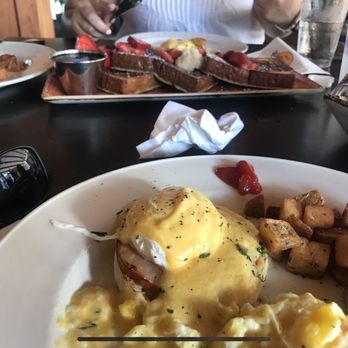 Hard Rock Cafe - I don't remember, but it eas delicious) - Burgers Near Me - Honolulu, Hawaii