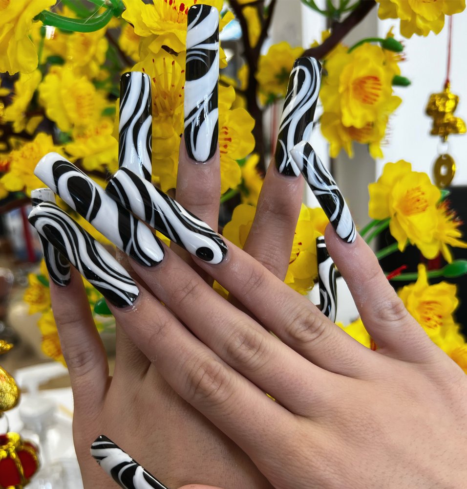 Az Nails And Spa Logo