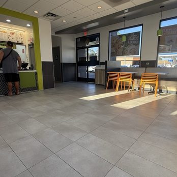 Del Taco - Restaurant Counter and Seating - Fast Food Near Me - Ramona, California