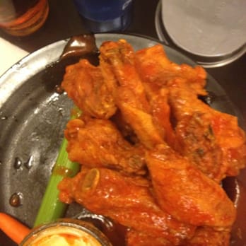 Duff's Famous Wings - American Near Me - Amherst, New York