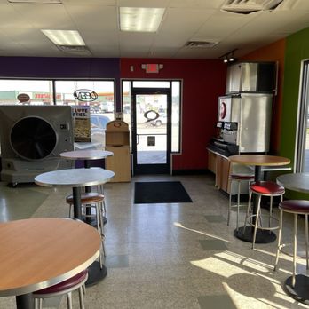 Quiznos - The interior of the restaurant, tables and soda machine - Sandwiches Near Me - Emporia, Virginia Quiznos - The interior of the restaurant, tables and soda machine - Sandwiches Near Me - Emporia, Virginia