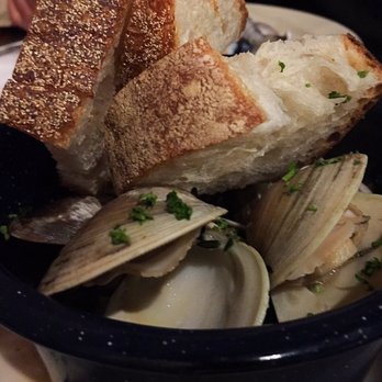 Off The Hook Raw Bar & Grill - Steamed Little Neck Clamato w/ ALOT OF BREAD! - Seafood Near Me - Astoria, New York