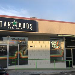 Star Buds Boulder - Star Buds Boulder Cannabis Shop Exterior & Parking Lot