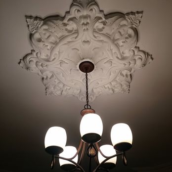 Gingerbread Manor Bed & Breakfast - Ceiling Art Chandelier - Bed & Breakfast Near Me - Montreal, Quebec