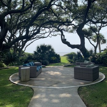 Beachview Club Hotel - Seating area under the oak trees - Hotels Near Me - Jekyll Island, Georgia Beachview Club Hotel - Seating area under the oak trees - Hotels Near Me - Jekyll Island, Georgia