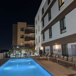 Holiday Inn & Suites - Pool area