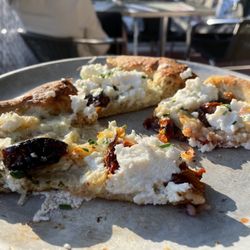 Fiamma Pizza - Soggy pizza - charred tomato white pie