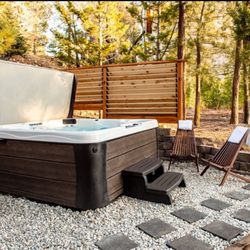Secard Pools & Spas - Hot tub