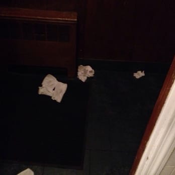 The Milleridge Inn - Nasty bathroom - American Near Me - Jericho, New York