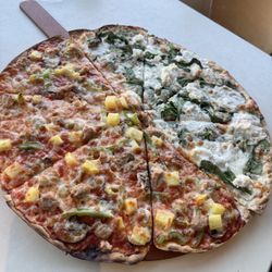 Skinny Pizza & Acia - Half hawaiian-inspired (sausage, pineapple, green bellpepper & mushrooms) and white pizza with spinach.