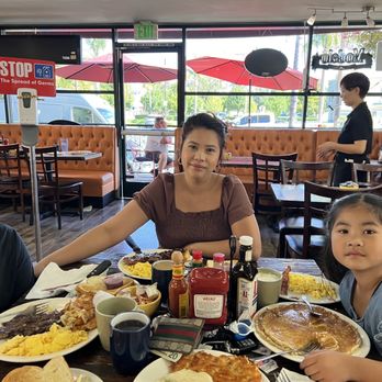 Mama's Table - Not gonna lie this place is bomb best country fried steak and eggs i had and I tried many places - Breakfast & Brunch Near Me - Santa Clarita, California
