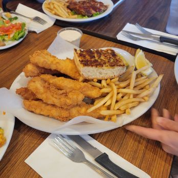Mountain Oaks Cafe - American Near Me - Oakhurst, California