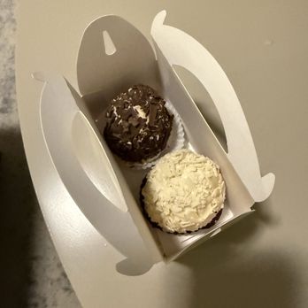 Aux Merveilleux De Fred - Mini Merveilleux - Desserts Near Me - New York, New York Aux Merveilleux De Fred - Mini Merveilleux - Desserts Near Me - New York, New York