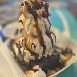Drip Dreams Ice Cream - Courts Favorite w/extra scoop of ice cream (choc chip brownie, vanilla ice cream, whipped cream, hot fudge, caramel drizzle, crushed nuts)