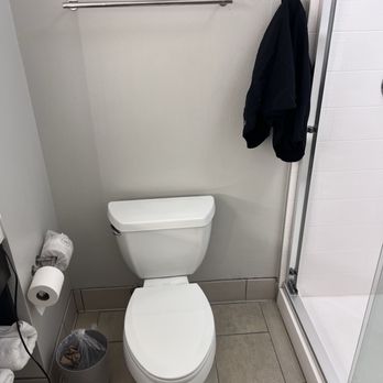 Holiday Inn Express & Suites - Bathroom - Hotels Near Me - Dublin, Georgia Holiday Inn Express & Suites - Bathroom - Hotels Near Me - Dublin, Georgia