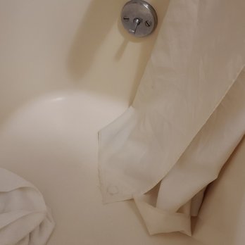 Econo Lodge - Long dangerous curtain and blocking the drain. My son slipped and fell on this - Hotels Near Me - Mackinaw City, Michigan