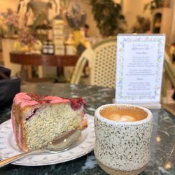 Ora La Casa De Las Flores - Cortado and cake