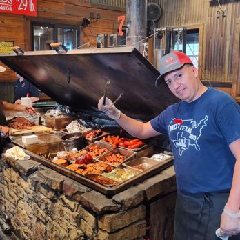 Hard Eight BBQ - The friendly staff at the Hard Eight Pit BBQ meat ordering station - Barbeque Near Me - Burleson, Texas